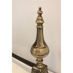 Paire de Chenets en Bronze Cisélé et Fer Forgé de Style Louis XVI à Finials en Urne. France. XIXe Siècle.