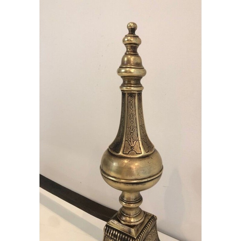 Paire de Chenets en Bronze Cisélé et Fer Forgé de Style Louis XVI à Finials en Urne. France. XIXe Siècle.