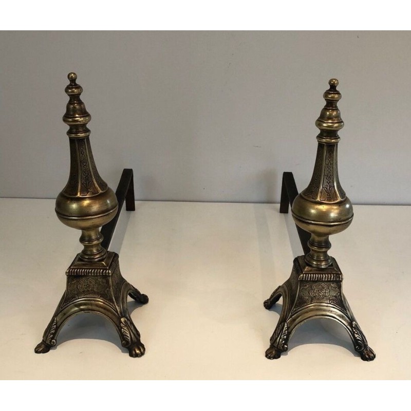 Paire de Chenets en Bronze Cisélé et Fer Forgé de Style Louis XVI à Finials en Urne. France. XIXe Siècle.