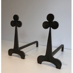 Paire de Chenets en Acier et Fer Forgé à Finials Trèfle. France. Vers 1950.