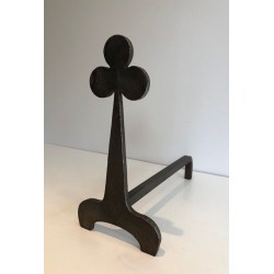 Paire de Chenets en Acier et Fer Forgé à Finials Trèfle. France. Vers 1950.