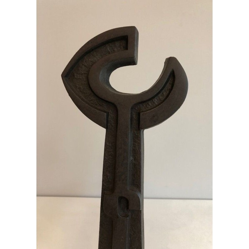 Paire de Chenets Modernistes en Fonte à Finials en Anneau Ouvert. France. Vers 1950.