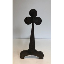 Paire de Chenets en Acier et Fer Forgé à Finials Trèfle. France. Vers 1950.