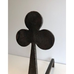 Paire de Chenets en Acier et Fer Forgé à Finials Trèfle. France. Vers 1950.