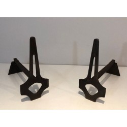 Paire de Chenets Modernistes Géométriques en Acier et Fer Forgé à Structure en A. France. Vers 1970.