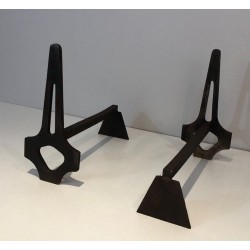 Paire de Chenets Modernistes Géométriques en Acier et Fer Forgé à Structure en A. France. Vers 1970.