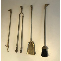 Nécessaire de Feu Néoclassique en Laiton à Finial Sphère et Têtes de Canards. France. Vers 1970.