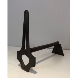 Paire de Chenets Modernistes Géométriques en Acier et Fer Forgé à Structure en A. France. Vers 1970.