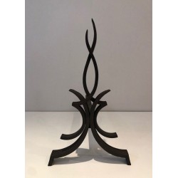 Paire de Chenets en Fer Forgé à Décor Feuillagé et Flammes Entrelacées par Raymond Subes. France. Vers 1940.