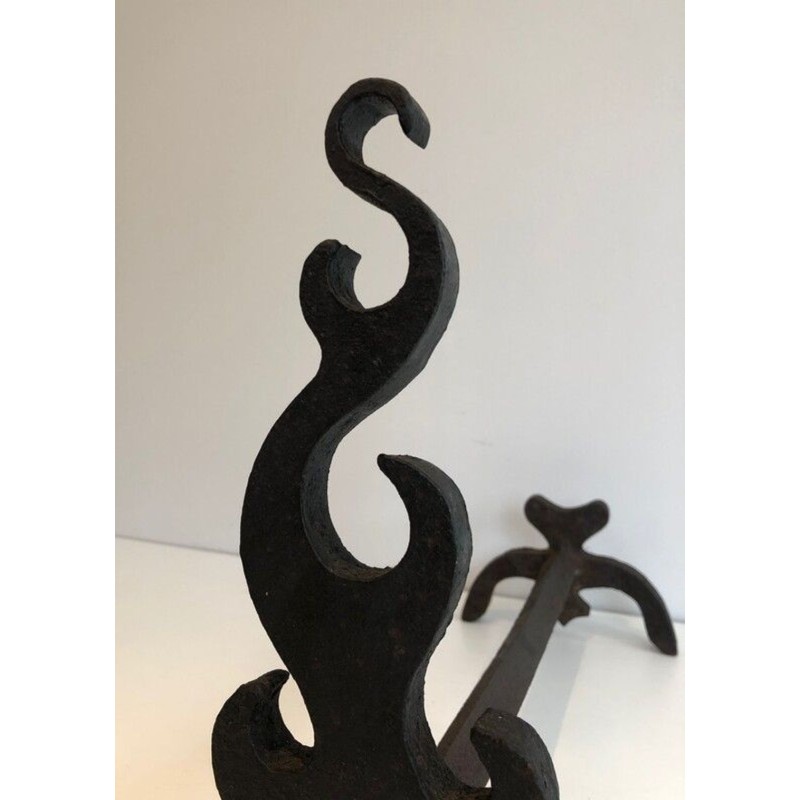 Paire de Chenets en Fonte et Fer Forgé à Décor de Flammes. France. Vers 1940.