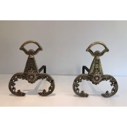 Paire de Chenets Néoclassiques en Bronze Ciselé à Décor Feuillagé et Pieds Volutes. France. Vers 1900.