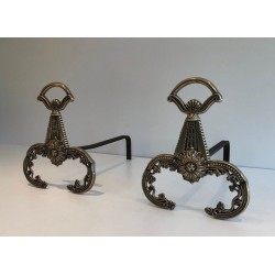 Paire de Chenets Néoclassiques en Bronze Ciselé à Décor Feuillagé et Pieds Volutes. France. Vers 1900.