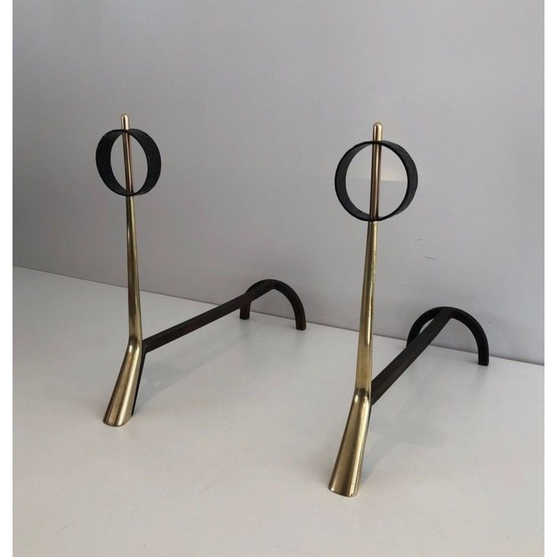Paire de Chenets Modernistes en Laiton et Fer Forgé à Finials Anneau. Italie. Vers 1950.