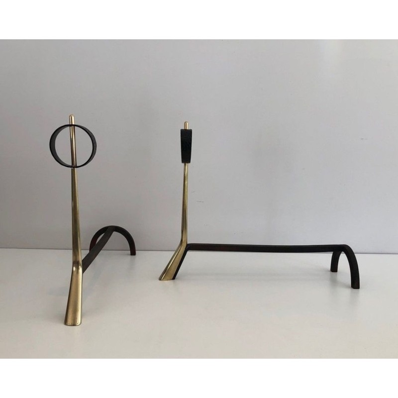 Paire de Chenets Modernistes en Laiton et Fer Forgé à Finials Anneau. Italie. Vers 1950.