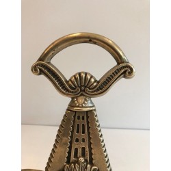 Paire de Chenets Néoclassiques en Bronze Ciselé à Décor Feuillagé et Pieds Volutes. France. Vers 1900.