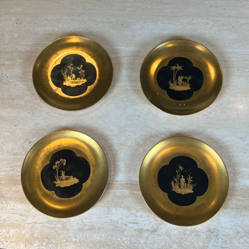 Suite de Huit Assiettes en Porcelaine à Fond Noir et Décors Chinoisants Dorés, Delvaux Paris