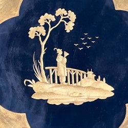 Suite de Huit Assiettes en Porcelaine à Fond Noir et Décors Chinoisants Dorés, Delvaux Paris