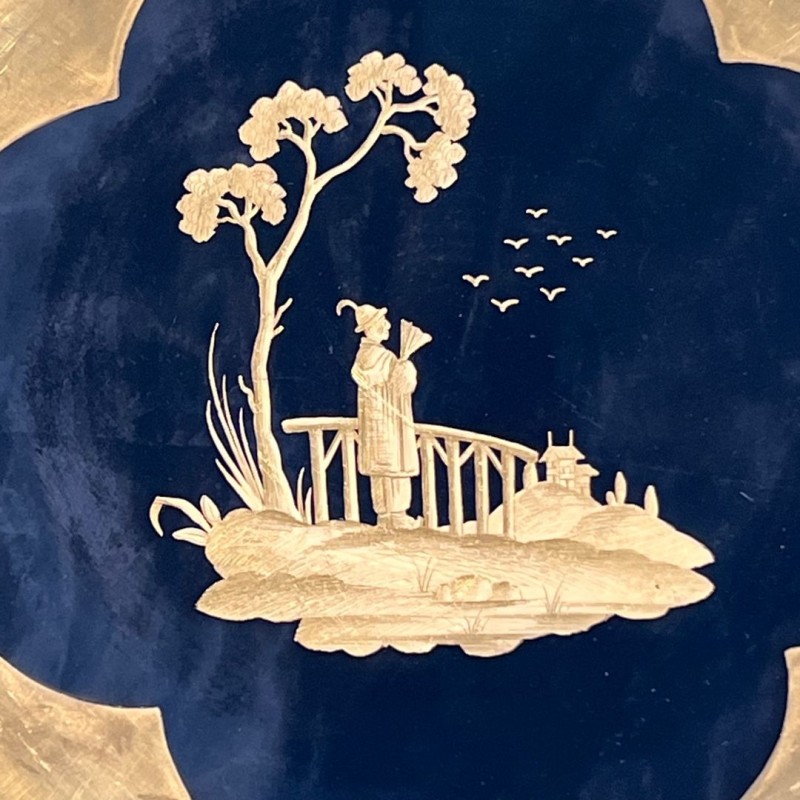 Suite de Huit Assiettes en Porcelaine à Fond Noir et Décors Chinoisants Dorés, Delvaux Paris