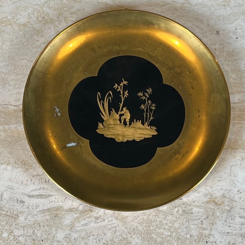 Suite de Huit Assiettes en Porcelaine à Fond Noir et Décors Chinoisants Dorés, Delvaux Paris