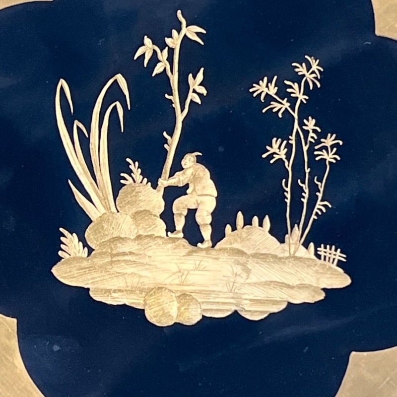Suite de Huit Assiettes en Porcelaine à Fond Noir et Décors Chinoisants Dorés, Delvaux Paris