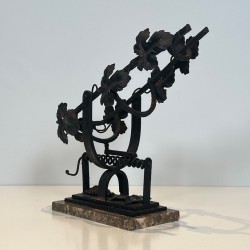 Décanteur en Fer Forgé à Décor de Feuilles de Vigne sur Socle en Marbre