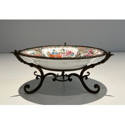 Assiette en Porcelaine de Canton Famille Rose à Scènes de Cour sur Monture en Bronze, Chine, XIXème Siècle