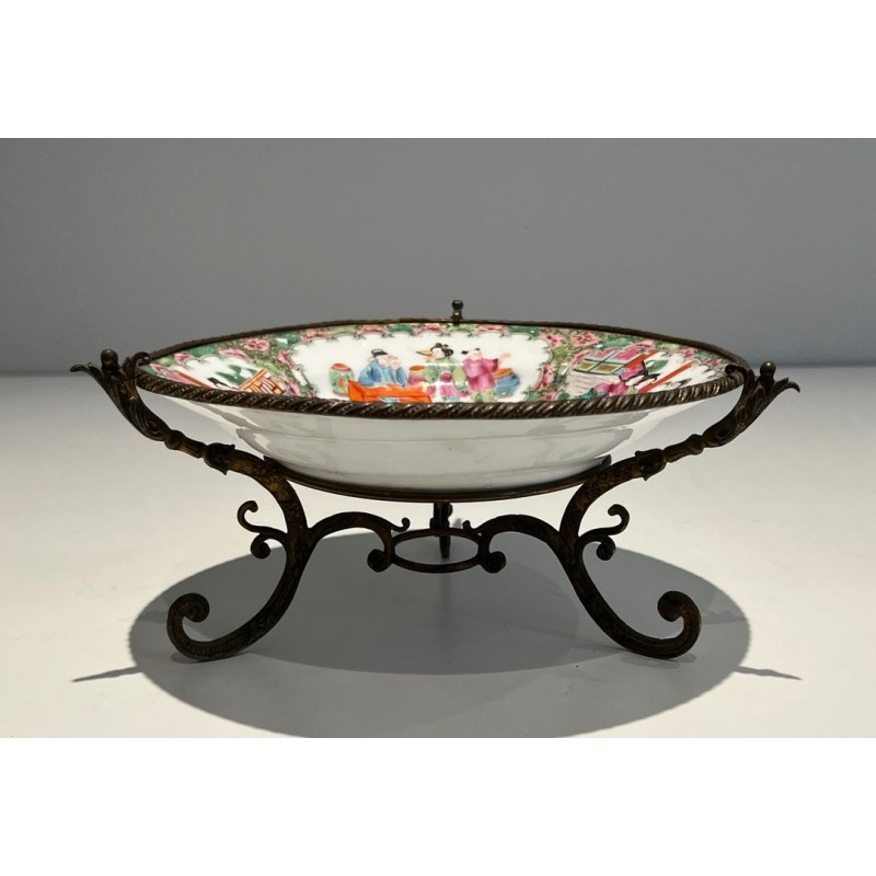 Assiette en Porcelaine de Canton Famille Rose à Scènes de Cour sur Monture en Bronze, Chine, XIXème Siècle