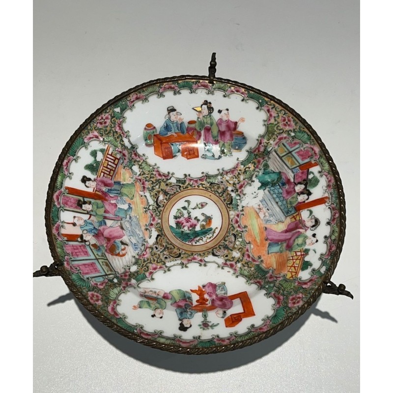 Assiette en Porcelaine de Canton Famille Rose à Scènes de Cour sur Monture en Bronze, Chine, XIXème Siècle