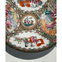 Assiette en Porcelaine de Canton Famille Rose à Scènes de Cour sur Monture en Bronze, Chine, XIXème Siècle