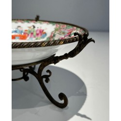 Assiette en Porcelaine de Canton Famille Rose à Scènes de Cour sur Monture en Bronze, Chine, XIXème Siècle
