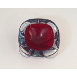 Cendrier en Cristal Bicolore Rouge Rubis et Bleu Glacé — Vers 1970