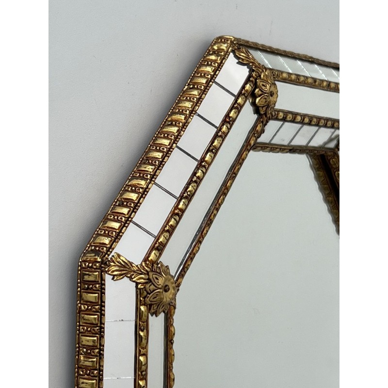Grand Miroir Octogonal à Multiples Facettes et Guirlandes de Laiton — Travail Français, Vers 1970