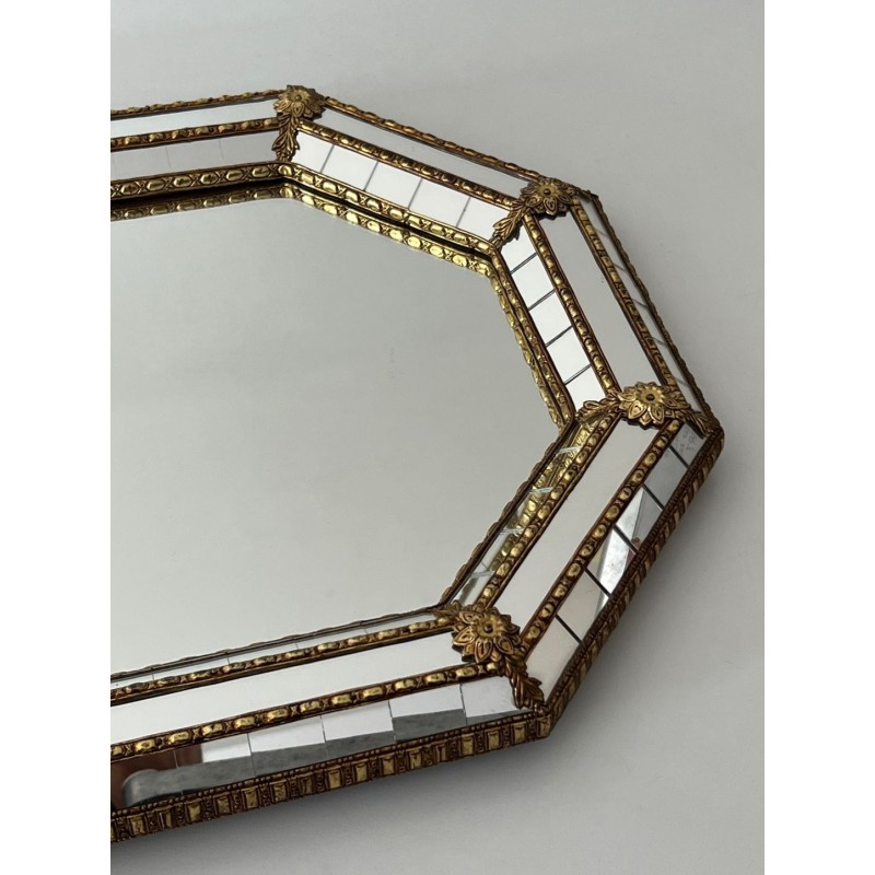 Grand Miroir Octogonal à Multiples Facettes et Guirlandes de Laiton — Travail Français, Vers 1970