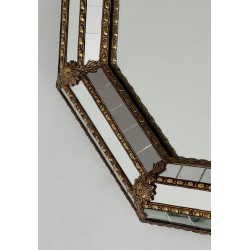 Grand Miroir Octogonal à Multiples Facettes et Guirlandes de Laiton — Travail Français, Vers 1970