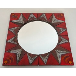 Miroir Soleil en Céramique sur Fond Rouge, Attribué à Oswald Tiberghien — Travail Belge, Vers 1960
