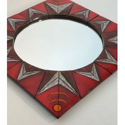 Miroir Soleil en Céramique sur Fond Rouge, Attribué à Oswald Tiberghien — Travail Belge, Vers 1960