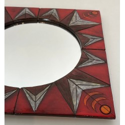 Miroir Soleil en Céramique sur Fond Rouge, Attribué à Oswald Tiberghien — Travail Belge, Vers 1960