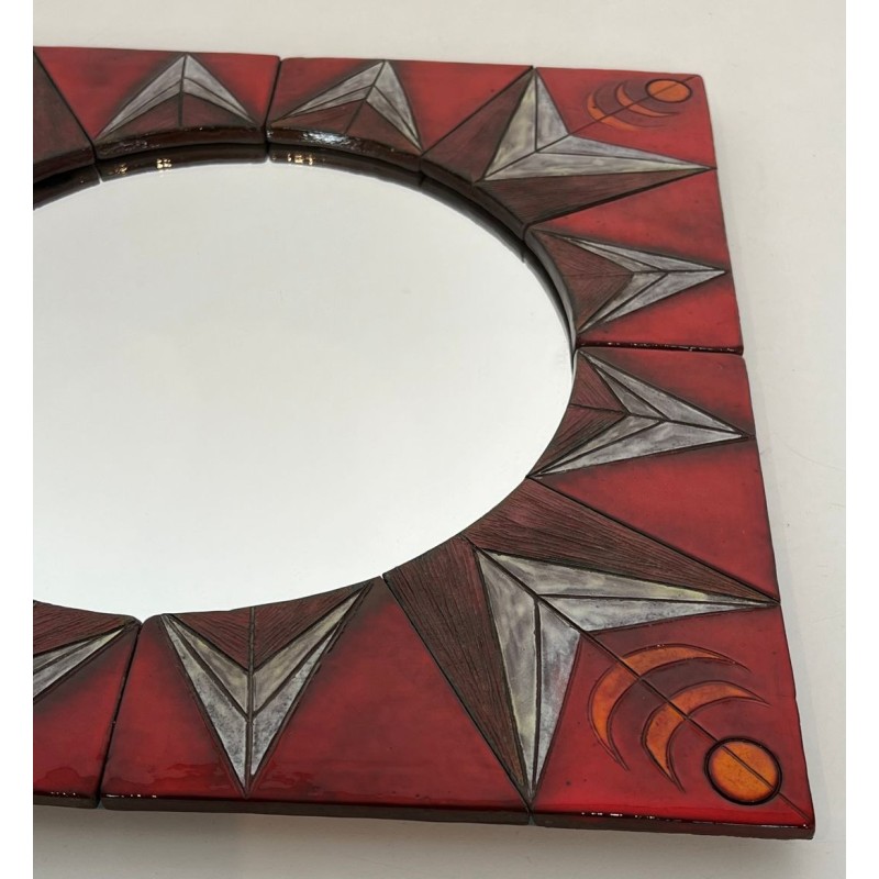 Miroir Soleil en Céramique sur Fond Rouge, Attribué à Oswald Tiberghien — Travail Belge, Vers 1960
