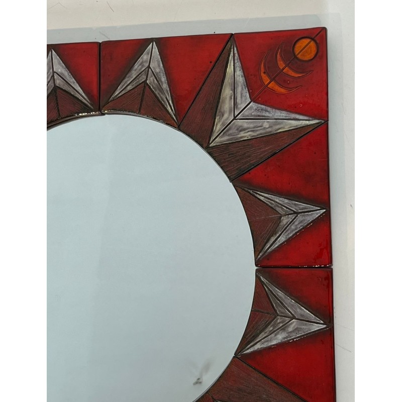 Miroir Soleil en Céramique sur Fond Rouge, Attribué à Oswald Tiberghien — Travail Belge, Vers 1960