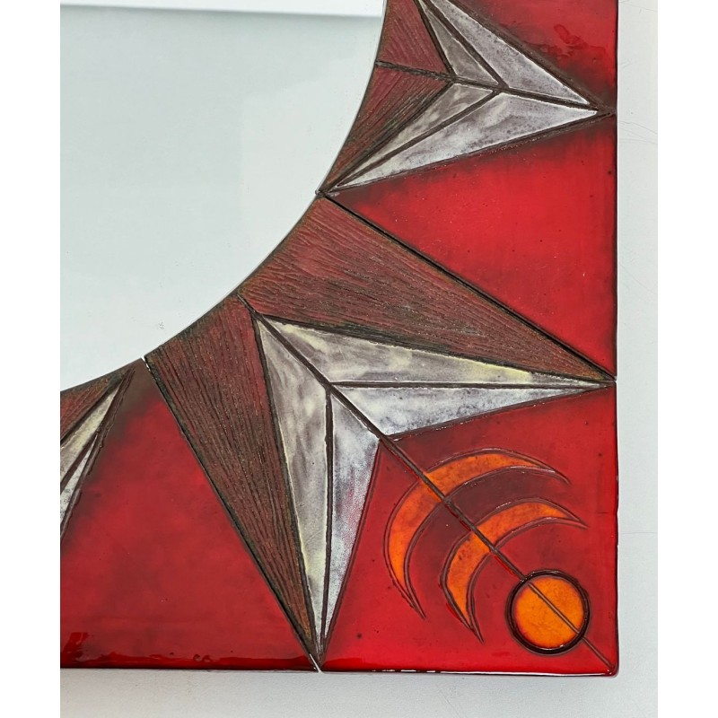 Miroir Soleil en Céramique sur Fond Rouge, Attribué à Oswald Tiberghien — Travail Belge, Vers 1960