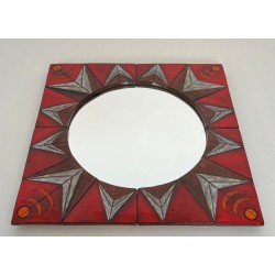 Miroir Soleil en Céramique sur Fond Rouge, Attribué à Oswald Tiberghien — Travail Belge, Vers 1960