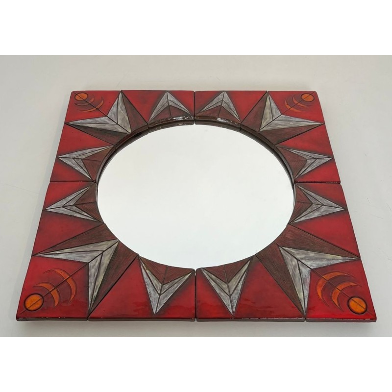 Miroir Soleil en Céramique sur Fond Rouge, Attribué à Oswald Tiberghien — Travail Belge, Vers 1960