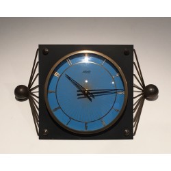 French Art Déco Desk Clock in Lacquered Metal and Brass with Geometric Wire Wings