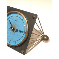 French Art Déco Desk Clock in Lacquered Metal and Brass with Geometric Wire Wings