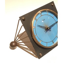 French Art Déco Desk Clock in Lacquered Metal and Brass with Geometric Wire Wings