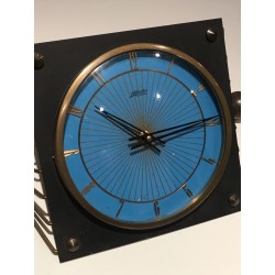 French Art Déco Desk Clock in Lacquered Metal and Brass with Geometric Wire Wings