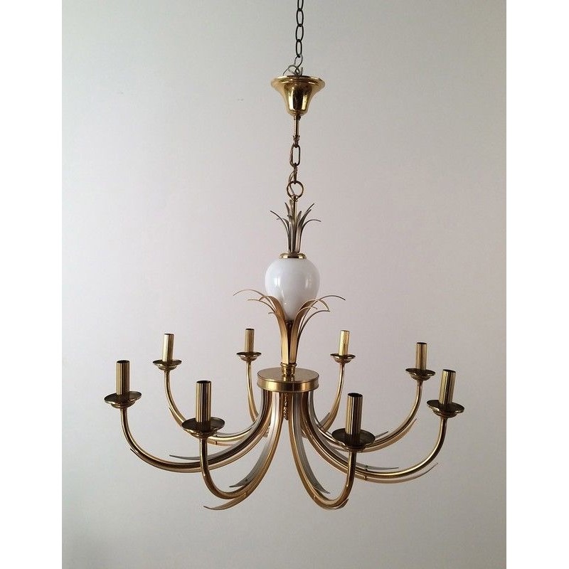 Lustre en Métal Doré et Porcelaine Blanche. Dans le Goût de la Maison Charles