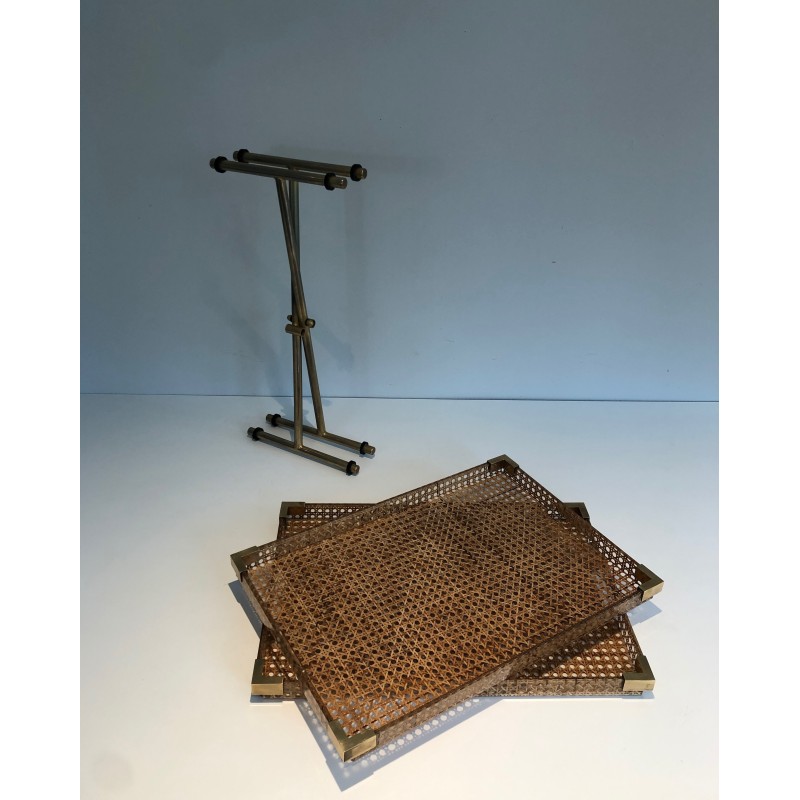 Paire de Plateaux en Plexiglass et Cannage et Un Portant Pliant