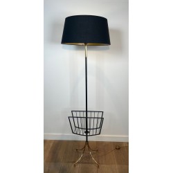 Lampadaire en Métal Laqué Noir et Laiton avec Porte-Revues, Travail Français, vers 1950