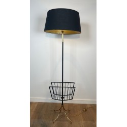 Lampadaire en Métal Laqué Noir et Laiton avec Porte-Revues, Travail Français, vers 1950